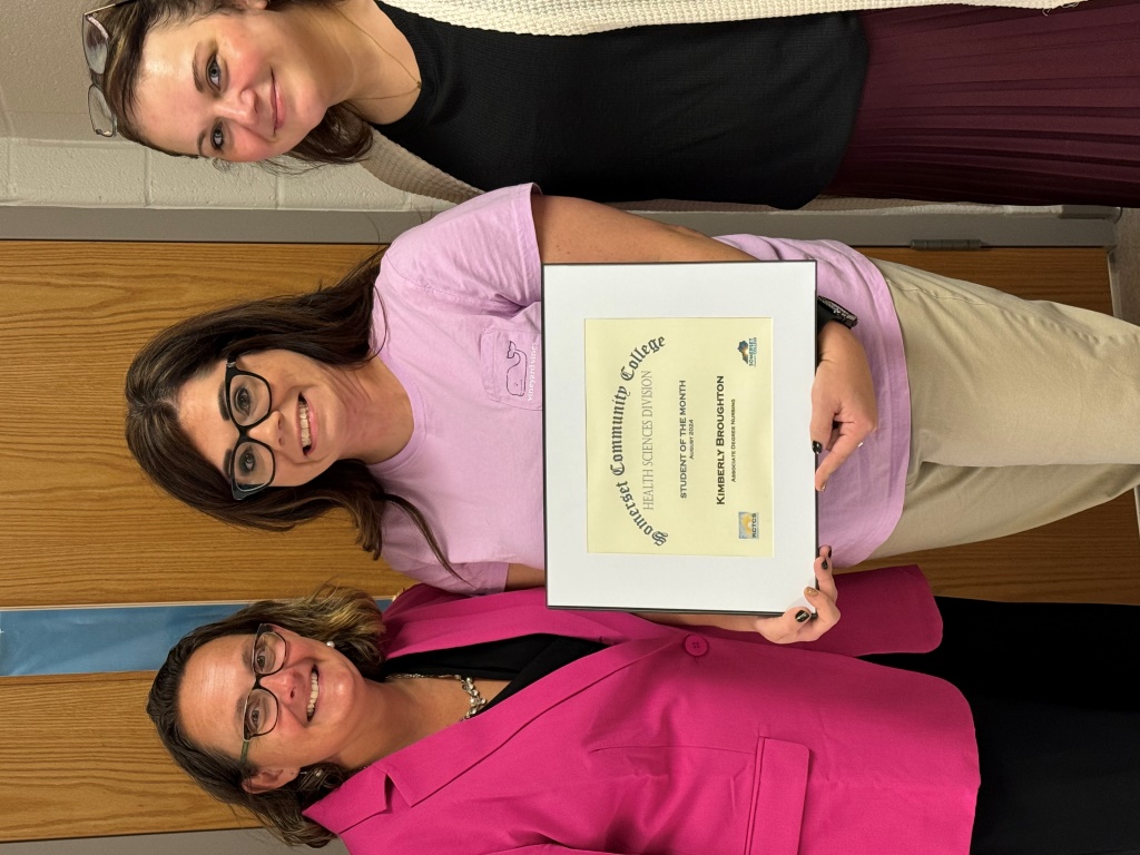 Kimberly holding the award with nursing staff